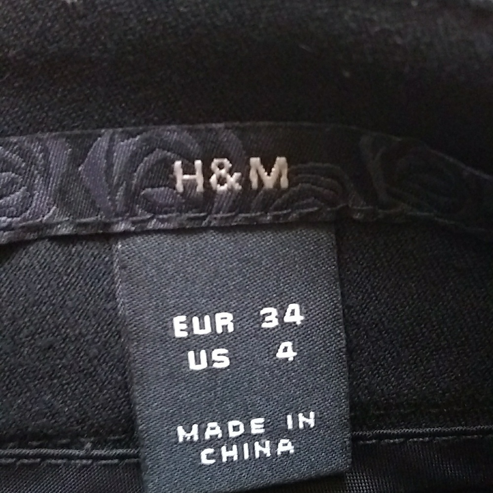 H&M wide leg Bermuda dress shorts size 4 black EUC